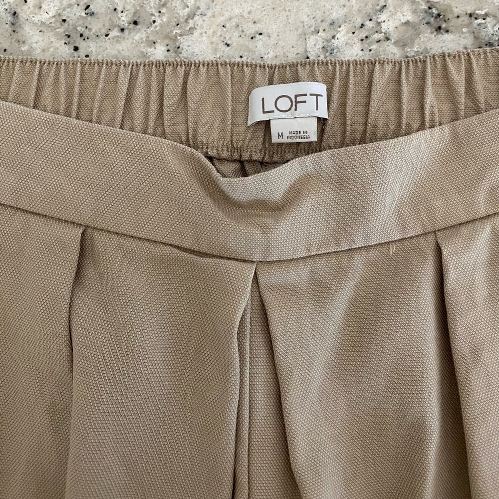 EUC Loft pull on pleated khaki wide leg pants, size Medium - Picture 5 of 5
